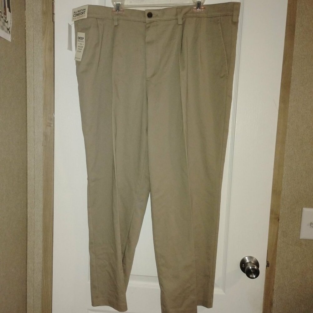 Men's size 42x30 Khaki Dockers.